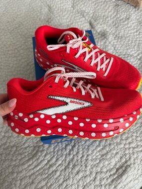 Brooks runDisney Minnie shoes